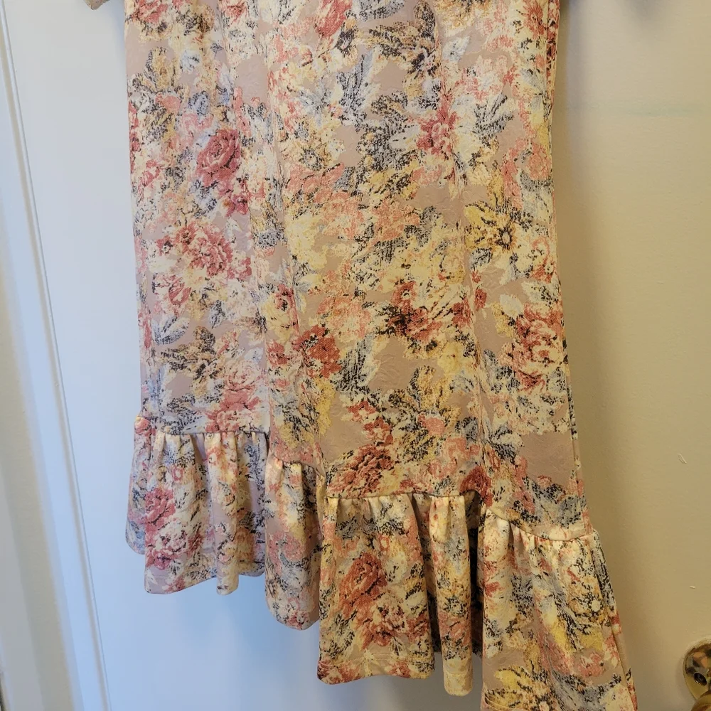 Floral Ruffled Shift Dress - Picture 3 of 5